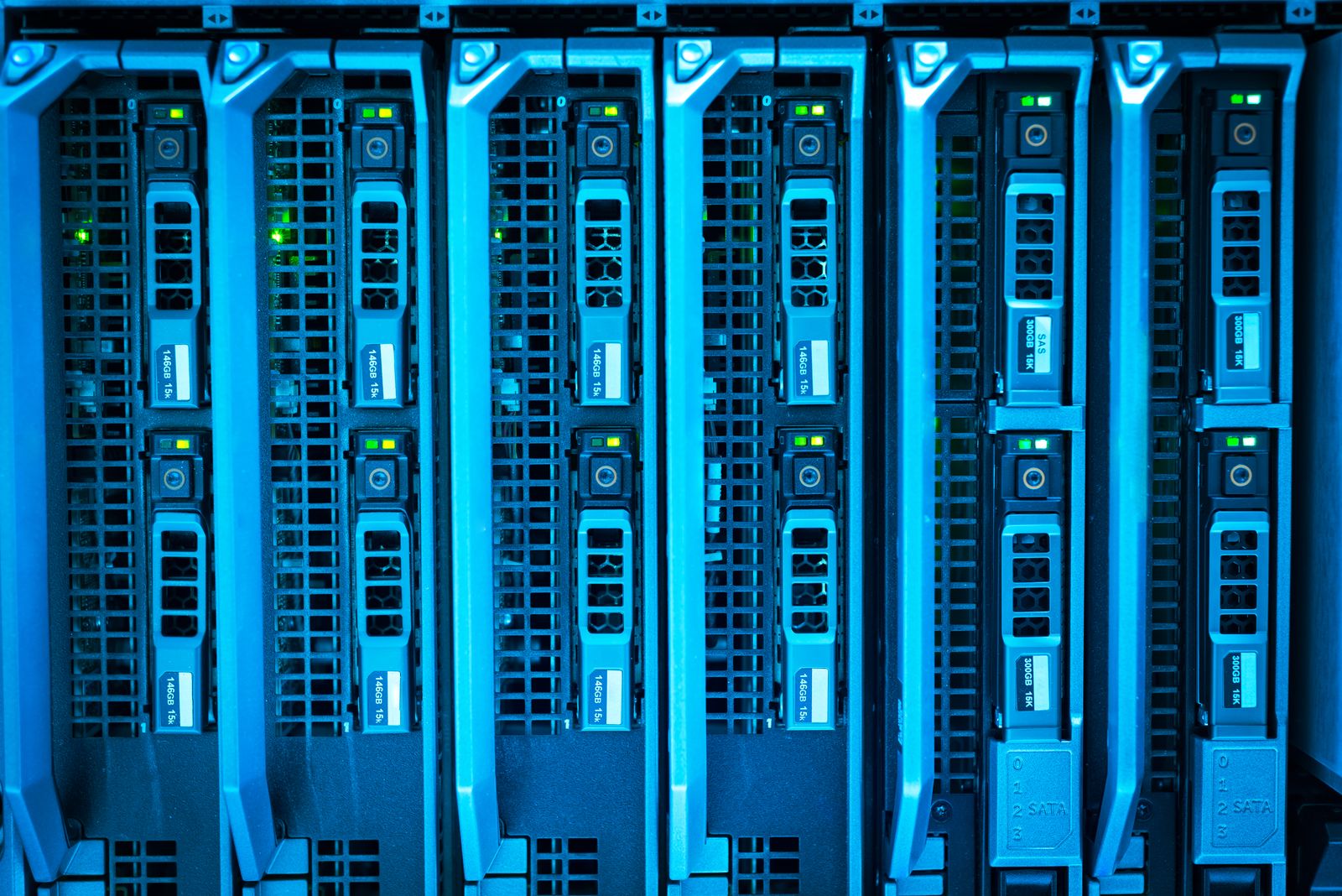 Rack-uri de servere iluminate, infrastructură tehnologică modernă