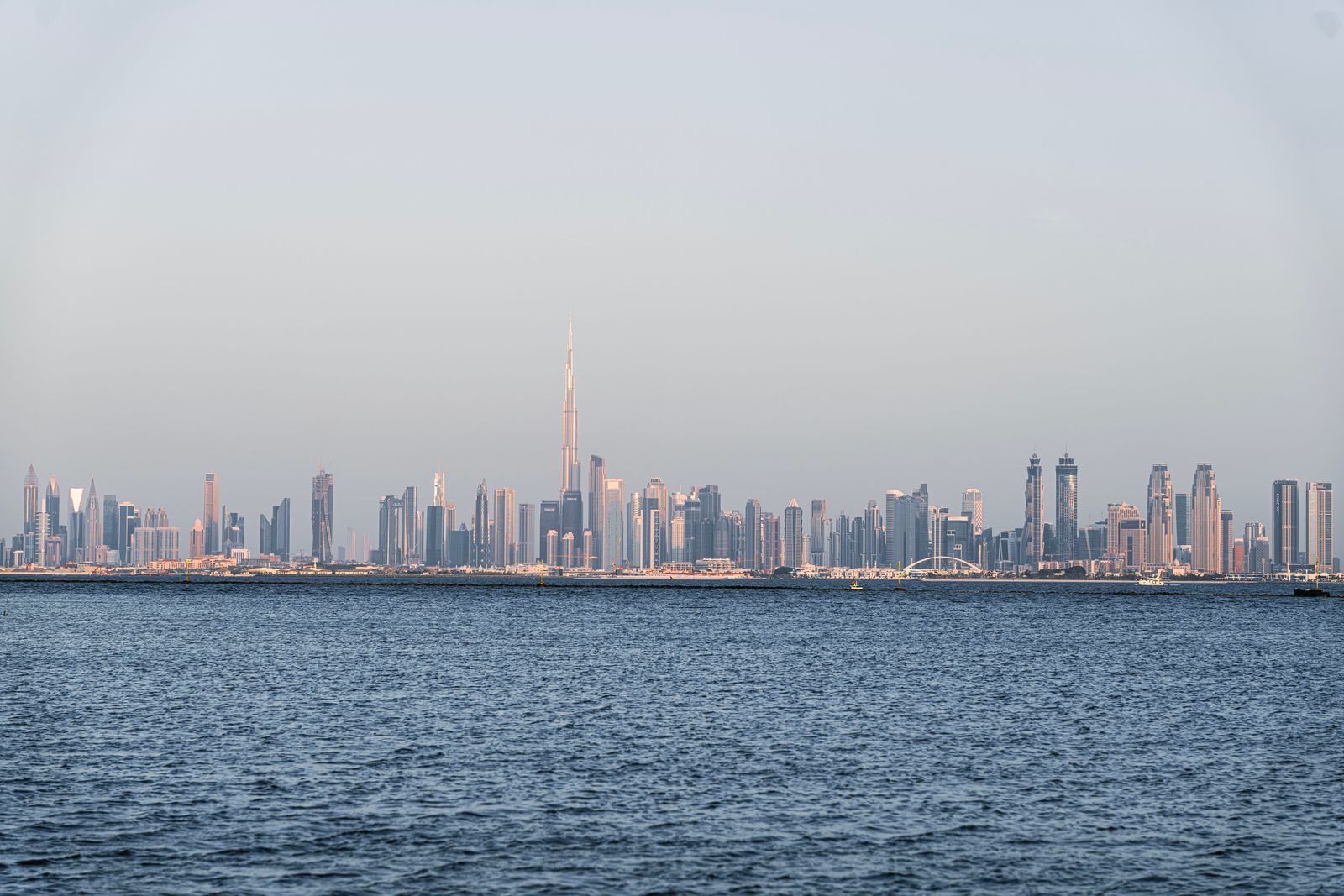 Skyline-ul Dubaiului cu Burj Khalifa deasupra mării