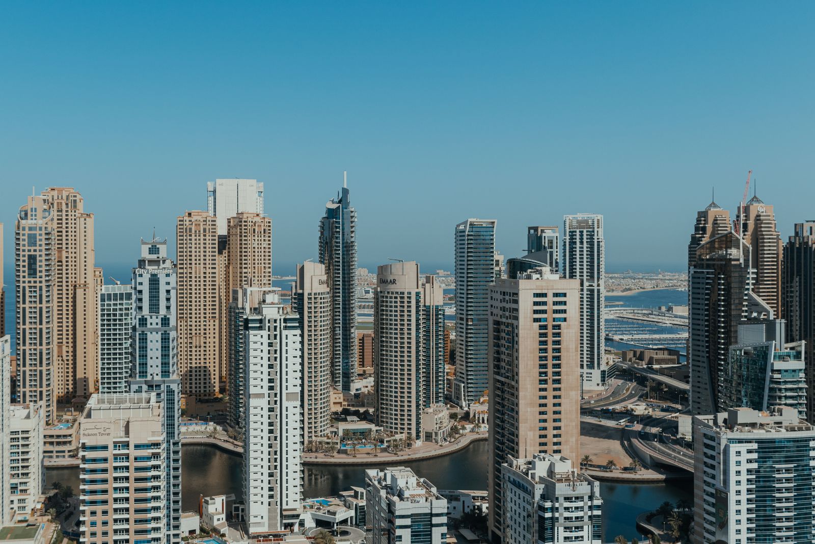 Skyline modern al Dubaiului cu turnuri futuriste