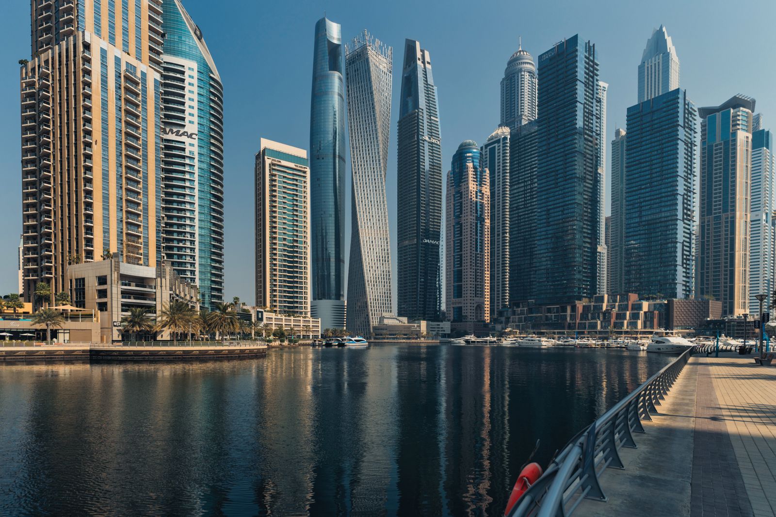 Turnurile din Dubai Marina reflectate în apă