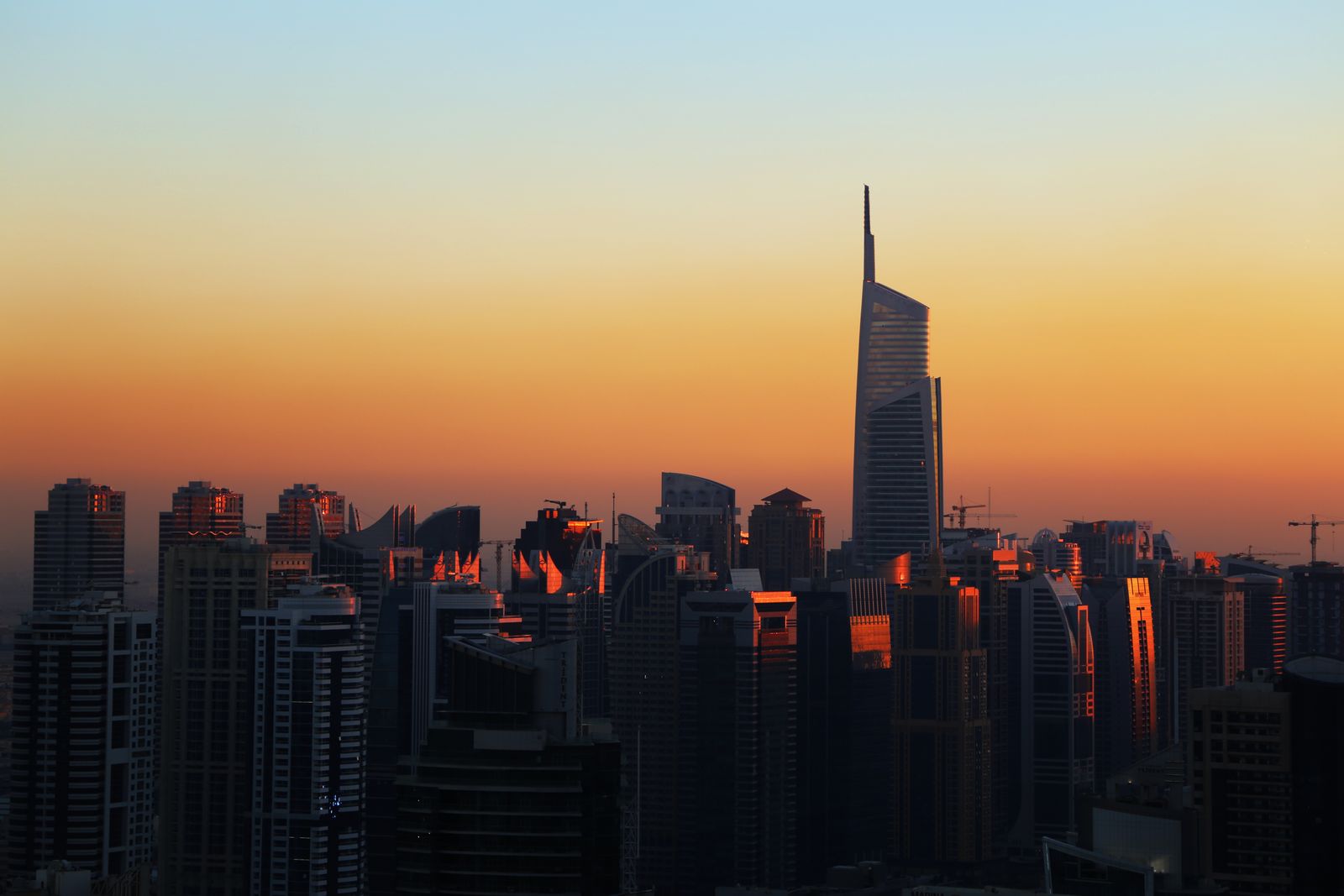 Skyline-ul Dubaiului la apus, cu zgârie-nori moderni